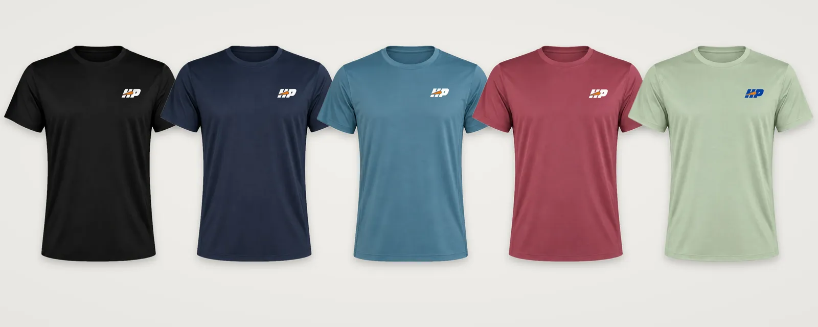 Camiseta Essential en negro, marino, azul tormenta, rojo baya y verde mist (simulación)