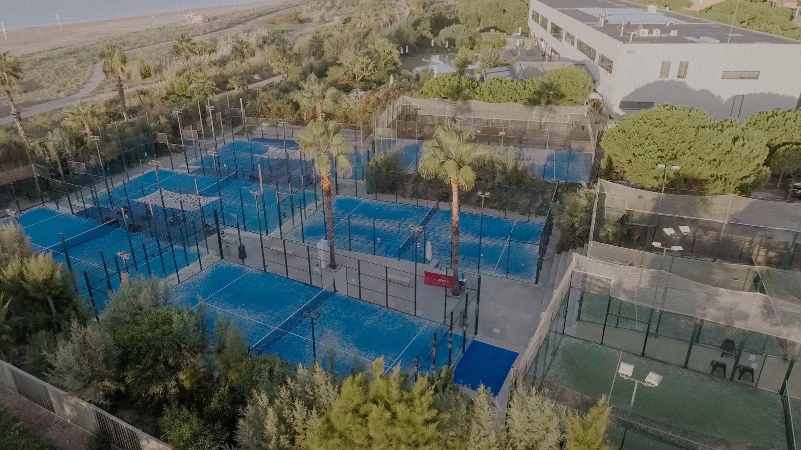 Pistas de pádel de David Lloyd Gavà Mar junto a la playa